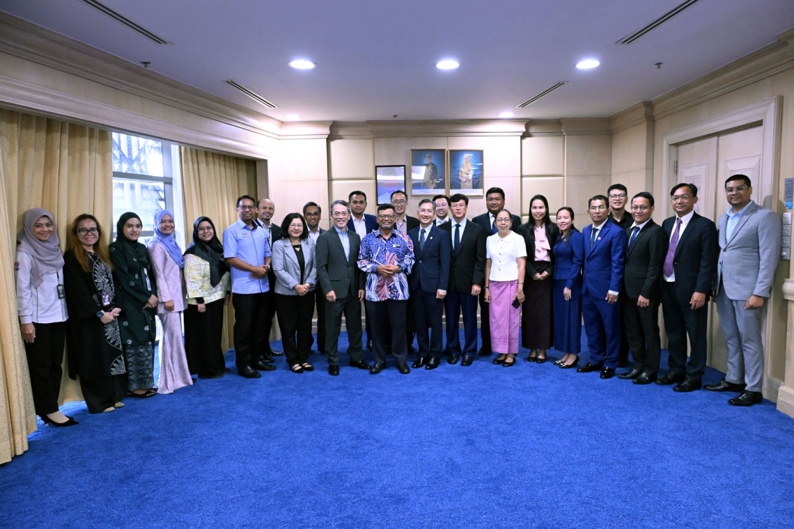 Asean Peer Learning On Post-Graduation Governance &amp; Social Contracting With Cambodian Delegation